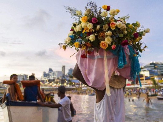 Brasil<br/>En Brasil las sacerdotisas africanas acostumbran a encender velas y juntar flores para colocarlos en pequeños barcos y lanzarlos al mar. Esto sirve como una ofrenda a la diosa del mar que cuida de los habitantes y traerá bendiciones para el año entrante.<br/>