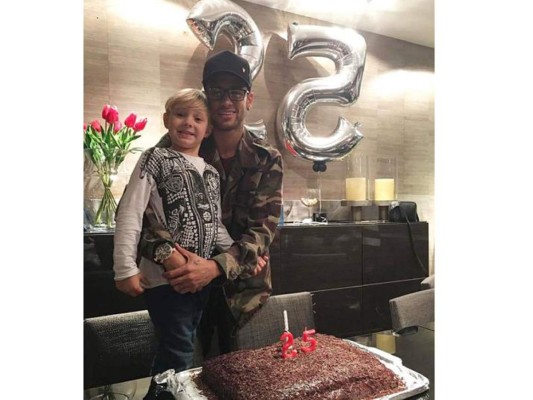 El jugador del Barcelona celebró su cumpleaños 25 en compañia de sus mejores amigos y de su hijo David Lucca, a quién el llama su mejor regalo