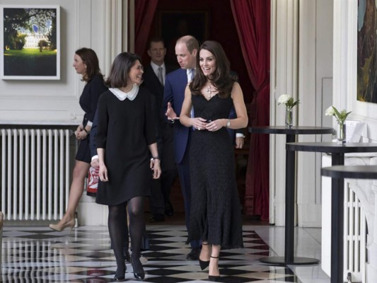 la esposa del Embajador británico en Francia, Anne Llewellyn, junto a William y Kate que vistió un black dress elaborado en encaje de Alexander McQueen, más un collar y aretes de perlas