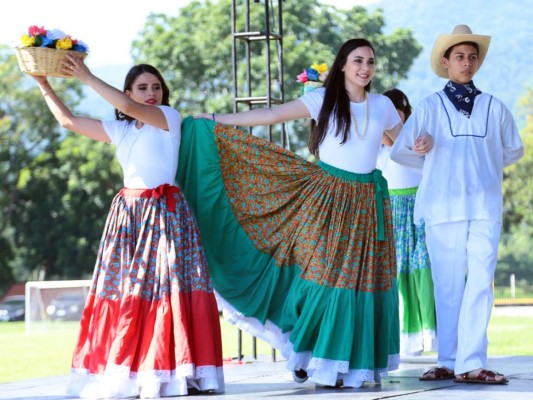 Los seniors de la Escuela Bilingüe Academia Americana, fueron los organizadores del evento que conmemora el 'Mes de la Hispanidad'. Foto: Franklin Muñoz