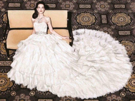 Yumi Katsura White Gold Diamond Dress: 8.5 millones de dólares<br/>¿Habían visto algo tan blanco y brillante como este vestido? Seguramente no, fue hecho por el talentoso diseñador japonés Yumi Katsura y está hecho de oro blanco ¡demasiado para los ojos!<br/>