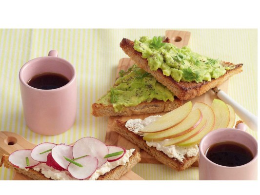 Prepárate unas crujientes tostadas con puré de aguacate