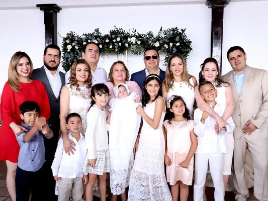 Vladimir y Claudia Betancourt-Ramos celebran el bautizo de su hija Emilia