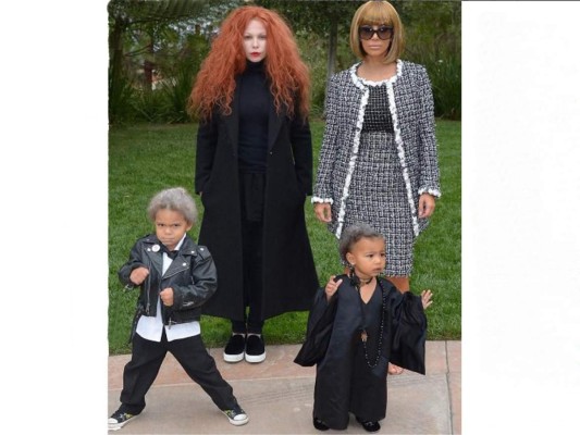 Kris Jenner compartió en Instagram una foto del Halloween del año pasado. Kim Kardashian como Anna Wintour; impecable con su traje de tweed, media melena y, por supuesto, las sempiternas gafas de sol de la editora jefe de Vogue.