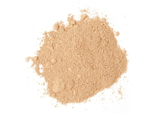 <br/>Luz en la piel: Ligeramente satinada<br/>Para conseguir un aspecto natural aplica la base de maquillaje en todo el rostro, y espera unos minutos, luego aplica una pequeña cantidad de polvo iluminador en la zona T, frente, pómulos y barbilla, difumínalo bien para un efecto ligeramente satinado.