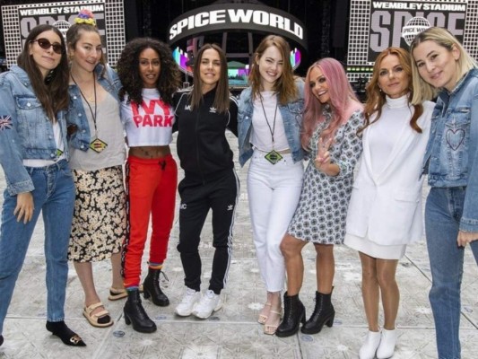 Es una gran fan de las Spice Girls, se puso muy emotiva cuando Melanie Brown, la integrante conocida como Scary Spice, le mandó un video sorpresa durante una entrevista.