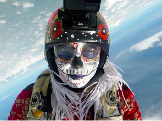 Paracaidista celebran el Día de Muertos desde el aire