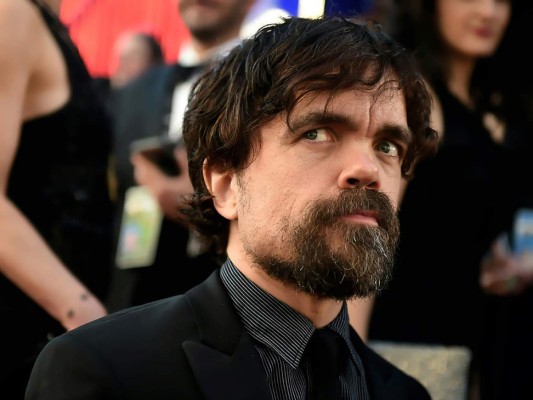 Peter Dinklage<br/>Actor del personaje de Tyrion Lannister de la reconocida serie Game of Thrones, pasó por un largo periodo desempleado a pesar de tener una licenciatura en Arte dramático, donde las únicas ofertas de trabajo eran propuestas que llegaban mediante el correo pidiéndosele que participara como duende en algunos castings, provocando al actor vivir en humildes apartamentos en Brooklyn.