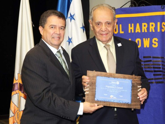 Jorge Bueso y Napoleón Larach reciben galardón