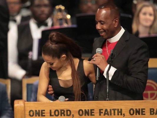 Pastor se disculpa por manosear a Ariana Grande durante el funeral de Aretha Franklin