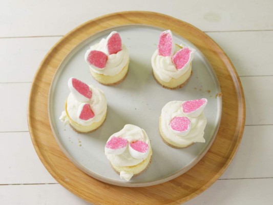 Con esta receta rápida de Mini Bunny Cheesecake conquistarás a niños y adultos por igual