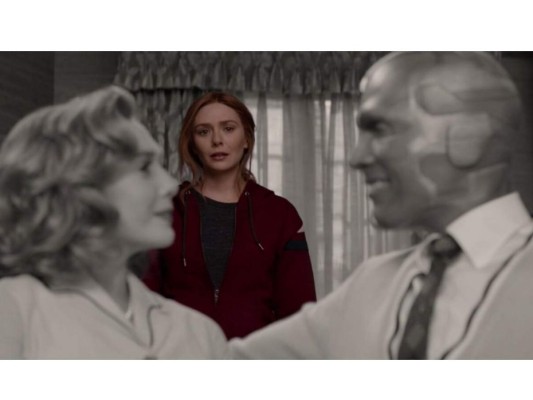 El gran elenco: Marvel se ha caracterizado por su casting impecable y esta serie no deja de ser la excepción, con las actuaciones de Elizabeth Olsen y Paul Bettany.