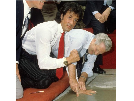 9. Uno de los mejores momentos de Stallone fue en el año de 1983, al plasmar sus huellas de pies y manos afuera del Teatro Chino en Hollywood.