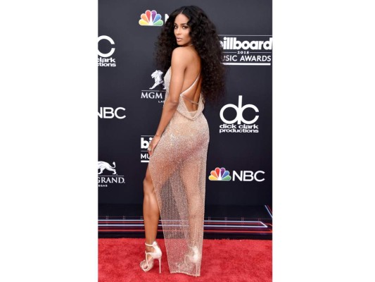 Ciara luciendo un sensual vestido de Julien Macdonald.