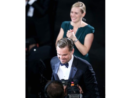 Kate celebra con emoción el momento en que anuncian que Leonardo DiCaprio gana su primer SAG Award por su increíble actuación en The Revenant