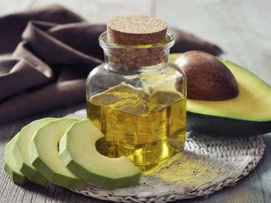 Hidrata tu cabello con aguacate. Tritura el aguacate y mézclalo con aceite de oliva. Aplícalo, coloca un plástico alrededor de tu cabello y déjalo reposar por 30 minutos antes de lavarlo.