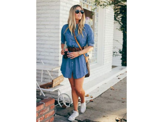 Combinar Converse con un mini dress de denim, el tejido de la temporada, es un hit asegurado