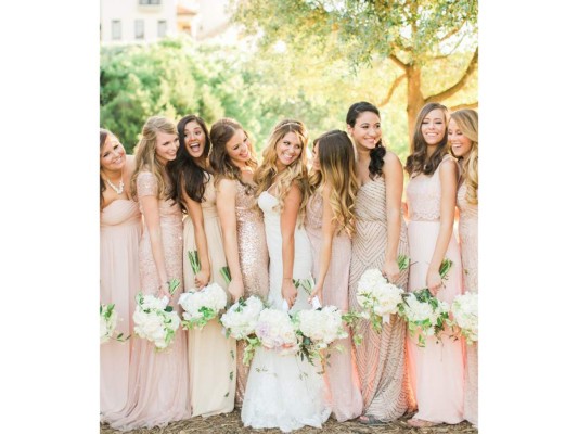 8. El vestido de dama de honor. Aunque te recuerda la inolvidable boda de tu mejor amiga debes deshacerte de ropa que solo te pondrás una vez, esto aplica para aquel vestido que usaste para ser dama de honor, prom o uno de fiesta que ya te has puesto más de tres veces. Dónalo, seguro a alguien más le servirá.