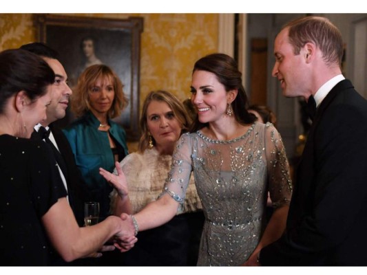 William y Kate compartieron con todos los invitados en la Embajada Británica, enfatizando su satisfacción por el recibimiento. A unos meses de cumplirse 20 años de la muerte de Diana en la capital francesa