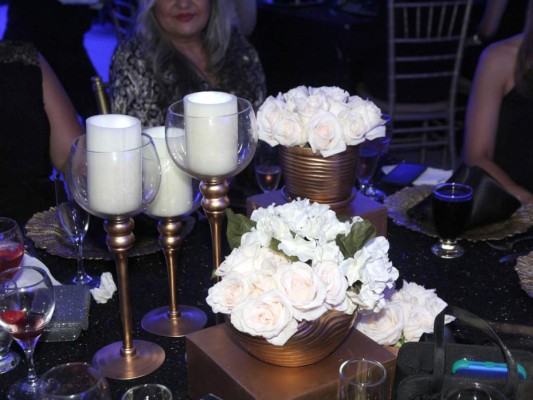 Black y gold party para Claudia Jordan