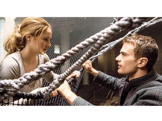 Four & Tris, Divergent (2014) Shailene Woodley y Theo James hacen vibrar la pantalla en esta historia que nos transporta a un mundo futurista en el que la sociedad se divide en cinco categorías (Verdad, Abnegación, Osadía, Cordialidad y Erudición). Al conocerse, ambos tratan de luchar contra una pasión que es inevitable.