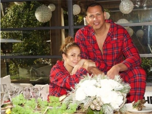 Jennifer Lopez y Alex Rodriguez muy románticos en su comedor previo su banquete familiar de navidad
