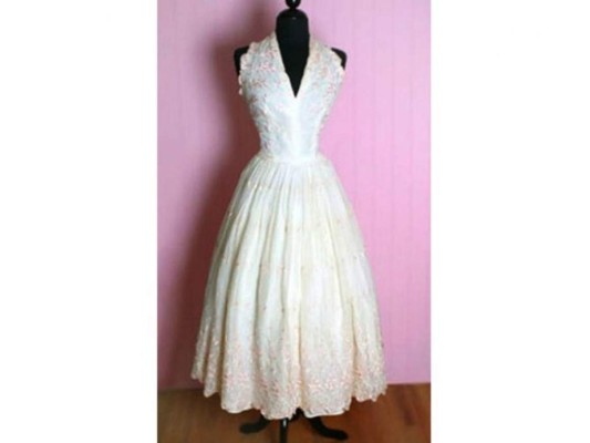 Actualmente este vestido llamado Imperial Pearl Syndicate está valorado en 100 mil dólares por sus incrustaciones de diamantes