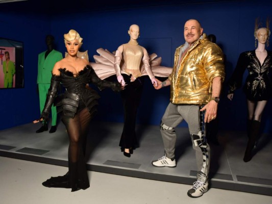 En homenaje a un grande de la moda, te dejamos en esta galería algunos de los looks más icónicos de sus pasarelas y prendas que diseñó para algunas celebridades. Los diseños de Mugler revolucionaron la industria de la moda con sus creativos estilos. ¡Seguro te acuerdas de varios de ellos! <br/>