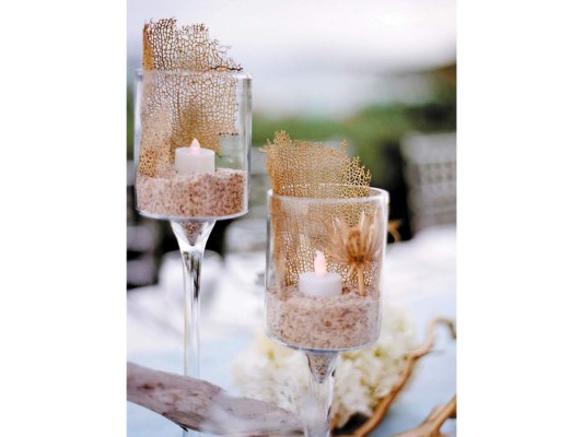 #15 Bases de cristal con velas, arena y corales.