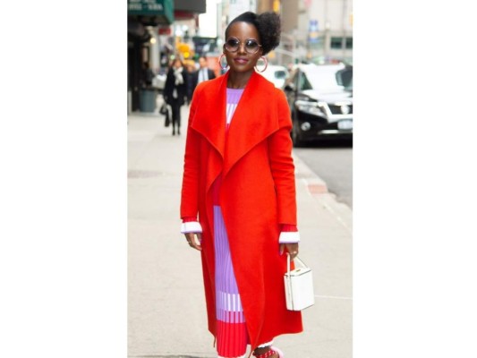 El color-blocking de este atuendo nos encantó y aunque no podemos notar muy bien su vestido vemos como la combinación entre el rosado, rojo y naranja hacen que su tono de piel luzca fabuloso. ¡Necesitamos al estilista de Lupita!
