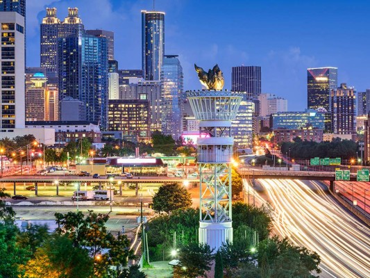 Atlanta, ciudad sede de Delta, te espera con su historia, eclécticos vecindarios, galerías de arte y centro de negocios.