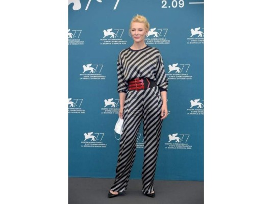 Cate Blanchett para la conferencia lucio un mono de rayas.