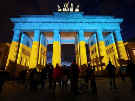 La puerta de Brandenburgo con los colores de la bandera de Ucrania.