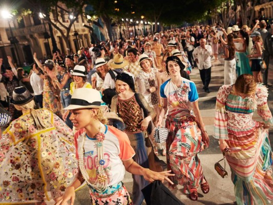 Las modelos con Panama hats y boinas bordadas en lentejuelas se despiden en la histórica pasarela. Foto de Olivier Saillant concedida para Estilo Honduras por Chanel