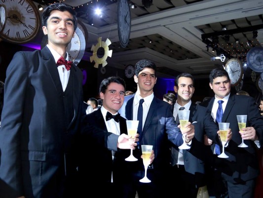 Glamour en la gala de la Escuela Internacional Sampedrana