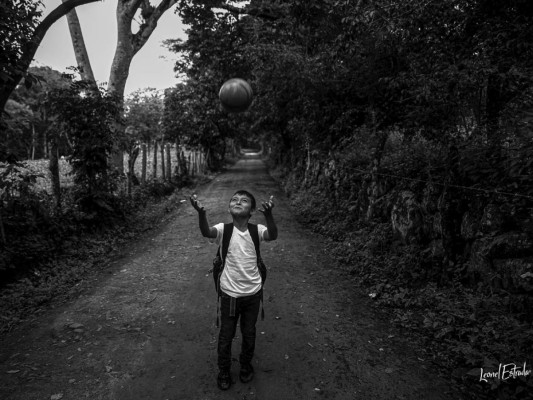 Más allá de los estadios urbanos, el fútbol es una pasión que alcanza a miles de niños hondureños que aprovechan cualquier momento para divertirse con un balón