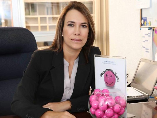 Maureen Higgins, gerente de mercadeo de Banco Ficensa, explicó que la campaña 'Ayudar hace bien, por eso ayuda tu también”, consiste en la compra de un bálsamo labial rosa edición limitada, por el mínimo donativo de Lps. 100.00 durante todo el mes de octubre para beneficiar a FUNHOCAM