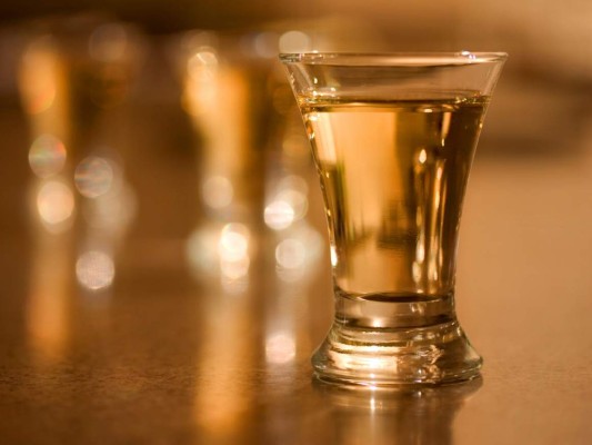 9. El tequila tiene notas de cata como el vino. Algunas notas son de vainilla con matices especiados y otros tienen notas semidulces calentadas con toques de pimienta y clavos de olor.