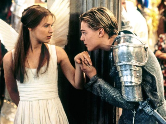 Romeo & Julieta (1996) Bajo la dirección de Baz Luhrmann, Leonardo DiCaprio y Claire Danes supieron darle un twist a la historia de William Shakespeare en una película en la que la química entre ambos también se hizo sentir. Una adaptación moderna que siempre podemos ver una y otra vez.