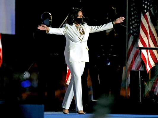 Kamala Harris saluda al público en Delaware luego de haber resultado electa como vicepresidenta en noviembre de 2020. En esa histórica victoria lució un suit de Carolina Herrera con una blusa de seda en blanco, color asociado al movimiento sufragista femenino estadounidense y a la no violencia.