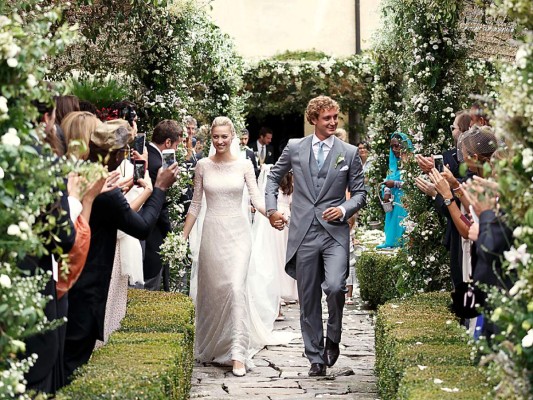 Beatrice de Borromeo. Como toda novia moderna, la joven italiana Beatrice Borromeo usó tres no un solo vestido el día de su boda con Pierre Casiraghi en agosto de 2015. Para la ceremonia religiosa se mantuvo fiel a uno de sus diseñadores favoritos Giorgio Armani, luciendo un vestido de Alta Costura de líneas clásicas y románticas bordado en encaje. Luego de la ceremonia, Beatrice se vistió con un diseño de seda y tul de Valentino y horas después, para la recepción de los invitados, eligió otro modelo de aires retro de Alberta Ferretti de Primavera-Verano 2015 en blanco y marfil, con bordados vintage decorado con bordados y transparencias con sandalias romanas planas.
