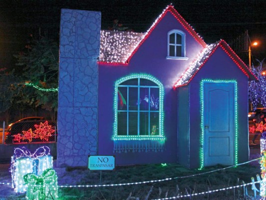 En la Villa de Navidad del Juan Pablo II se dispusieron fachadas de casas iluminadas con luces de colores<br/>