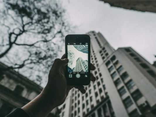 Toma tus fotografías desde distintas perspectivas. No te quedes con una sola perspectiva común en la que te encuentres parado frente a tu objetivo, recuéstate en el suelo, sube a algún techo o haz lo que se te ocurra para obtener ángulos interesantes.
