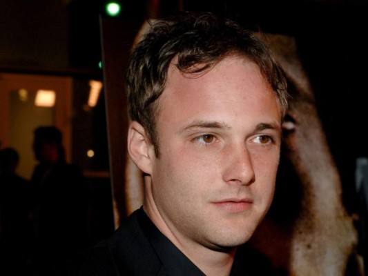 Brad Renfro. Actor y músico estadounidense conocido por su papel en el largometraje, El Cliente, falleció a los 25 años de edad en 2008 a causa de una sobredosis de heroína, los últimos años de su carrera se vieron afectados por sus constantes recaídas con esta y otras drogas<br/>