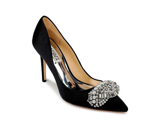 Pumps de satén con broche de cristales resplandecientesby Badgley Mischka