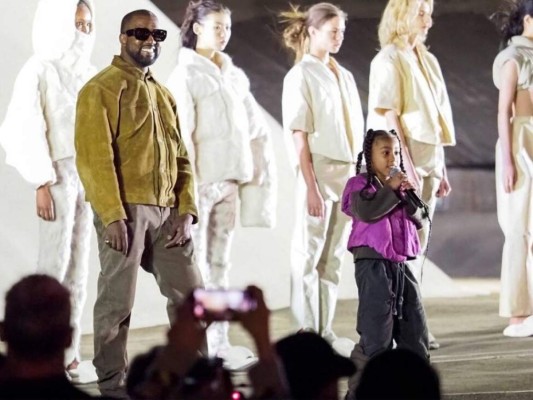 Kanye West y North West<br/>Fue a mediados de 2020 que presenciamos el debut musical de North West, la hija mayor de Kanye West y Kim Kardashian. La pequeña se robó el show en la pasarela de la última colección de Yeezy, la marca de zapatillas de Kanye en colaboración con Adidas.<br/>