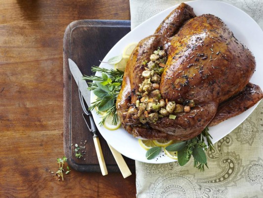 #5 Procura dejarle siempre una buena capa de líquido al pavo (al menos de un dedo y medio de altura de jugo) para que se cocine perfectamente bien y se dore.