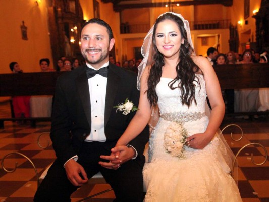 La enamorada pareja durante la ceremonia en la iglesia San Francisco