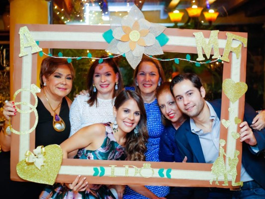 Pamela Vaquero, Claudia Albir, Ana Arguello con Angela y Angelo Casco y María Fernanda Welchez. Foto:Amilcar Izaguirre.