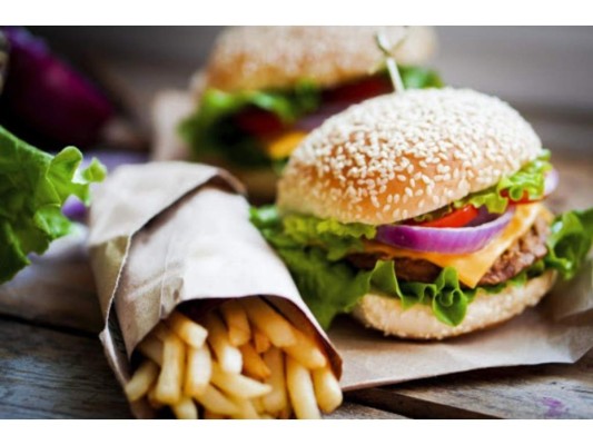 Grasas Trans<br/>Cenar comida rápida es lo peor ya que elimina la elasticidad de tu piel y tapan tus arterias. <br/>
